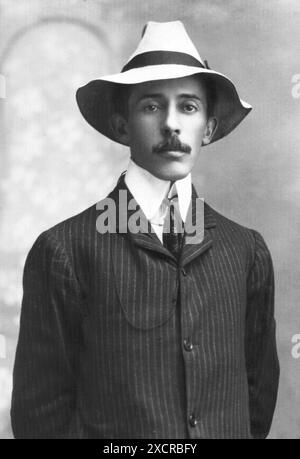 Alberto Santos-Dumont, photographié par Giovanni Sarracino, 1903. Santos-Dumont (1873-1932) était un aéronaute et inventeur brésilien qui a conçu, construit, Banque D'Images