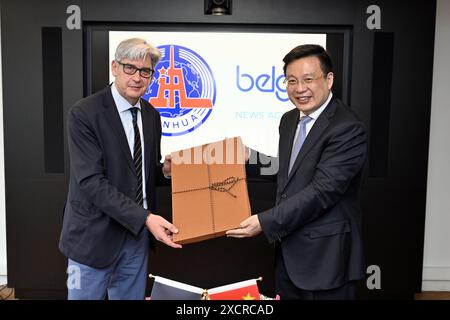 Bruxelles, Belgique. 18 juin 2024. Patrick Lacroix, PDG de Belga, et Fu Hua, président de l'agence Xinhua, échangent des cadeaux lors d'une visite des représentants de l'agence de presse chinoise Xinhua au crédit : Belga News Agency/Alamy Live News Banque D'Images