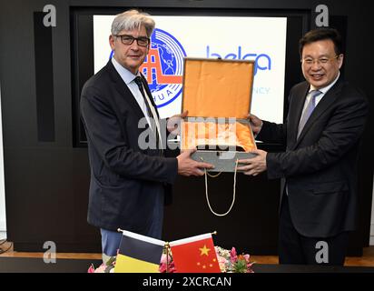 Bruxelles, Belgique. 18 juin 2024. Patrick Lacroix, PDG de Belga, et Fu Hua, président de l'agence Xinhua, échangent des cadeaux lors d'une visite des représentants de l'agence de presse chinoise Xinhua au crédit : Belga News Agency/Alamy Live News Banque D'Images