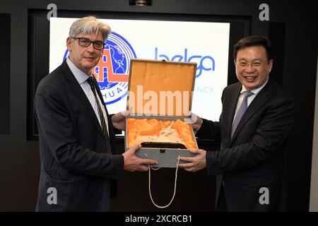 Bruxelles, Belgique. 18 juin 2024. Patrick Lacroix, PDG de Belga, et Fu Hua, président de l'agence Xinhua, échangent des cadeaux lors d'une visite des représentants de l'agence de presse chinoise Xinhua au crédit : Belga News Agency/Alamy Live News Banque D'Images