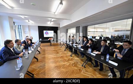 Bruxelles, Belgique. 18 juin 2024. Une réunion lors d’une visite des représentants de l’agence de presse chinoise Xinhua au crédit : Belga News Agency/Alamy Live News Banque D'Images