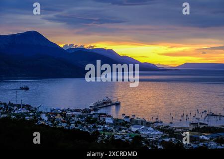 Ushuaia, Feuerland, Argentinien - Sonnenaufgang ueber dem Beagle-Kanal, der Beagle-Kanal ist eine natuerliche Wasserstrasse an der Suedspitze Suedamerikas, die den Atlantik mit dem Pazifik verbindet. Ushuaia ist die suedlichste Stadt der Welt, das Ende der Welt. Hinten Bergkette auf der Insel Navarino au Chili, Dientes de Navarino. Ushuaia Feuerland Argentinien *** Ushuaia, Terre de feu, Argentine lever du soleil sur le canal Beagle, le canal Beagle est une voie navigable naturelle à la pointe sud de l'Amérique du Sud qui relie l'océan Atlantique à l'océan Pacifique Ushuaia est la plus méridionale Banque D'Images