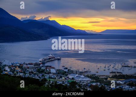 Ushuaia, Feuerland, Argentinien - Sonnenaufgang ueber dem Beagle-Kanal, der Beagle-Kanal ist eine natuerliche Wasserstrasse an der Suedspitze Suedamerikas, die den Atlantik mit dem Pazifik verbindet. Ushuaia ist die suedlichste Stadt der Welt, das Ende der Welt. Hinten Bergkette auf der Insel Navarino au Chili, Dientes de Navarino. Ushuaia Feuerland Argentinien *** Ushuaia, Terre de feu, Argentine lever du soleil sur le canal Beagle, le canal Beagle est une voie navigable naturelle à la pointe sud de l'Amérique du Sud qui relie l'océan Atlantique à l'océan Pacifique Ushuaia est la plus méridionale Banque D'Images