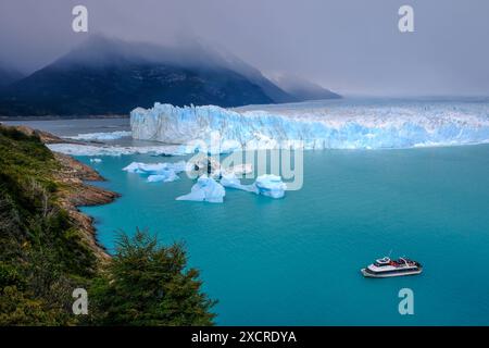 El Calafate, Patagonien, Argentinien - Perito Moreno Gletcher im Nationalpark Los Glaciares. Der Perito Moreno Gletscher gehoert zum patagonischen Eisfeld, dem Campo Hielo sur, der drittgroessten Suesswasserreserve der Welt. Er liegt in der Provinz Santa Cruz am Lago Argentino, dem groessten See des Landes. Der Perito Moreno Gletscher ist bis zu 30 km lang und 5 km breit. Seine Abbruchkante ist an der hoechsten Stelle 70 m hoch. Vom Gletscher abgebrochene kleine Eisberge treiben im Lago Argentino. Der Gletscher gehoert zu den schoensten Sehenswuerdigkeiten Suedamerikas und gilt als eine der me Banque D'Images