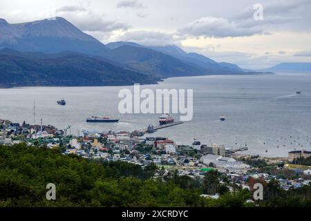 Ushuaia, Feuerland, Argentinien - Sonnenaufgang ueber dem Beagle-Kanal, der Beagle-Kanal ist eine natuerliche Wasserstrasse an der Suedspitze Suedamerikas, die den Atlantik mit dem Pazifik verbindet. Ushuaia ist die suedlichste Stadt der Welt, das Ende der Welt. Hinten Bergkette auf der Insel Navarino au Chili, Dientes de Navarino. Ushuaia Feuerland Argentinien *** Ushuaia, Terre de feu, Argentine lever du soleil sur le canal Beagle, le canal Beagle est une voie navigable naturelle à la pointe sud de l'Amérique du Sud qui relie l'océan Atlantique à l'océan Pacifique Ushuaia est la plus méridionale Banque D'Images