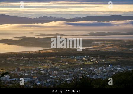 Ushuaia, Feuerland, Argentinien - Sonnenaufgang ueber dem Beagle-Kanal, der Beagle-Kanal ist eine natuerliche Wasserstrasse an der Suedspitze Suedamer Banque D'Images