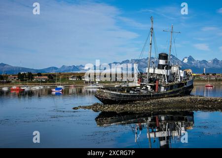 Ushuaia, Feuerland, Argentinien - Christopher Schiffswrack im Hafen von Ushuaia am Beagle-Kanal, der Beagle-Kanal ist eine natuerliche Wasserstras Banque D'Images