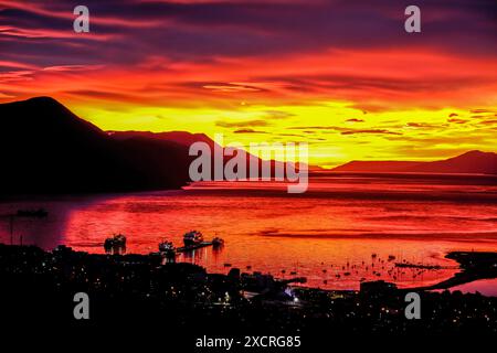 Ushuaia, Feuerland, Argentinien - Glutroter Sonnenaufgang ueber dem Beagle-Kanal, der Beagle-Kanal ist eine natuerliche Wasserstrasse an der Suedspitz Banque D'Images