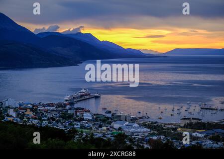 Ushuaia, Feuerland, Argentinien - Sonnenaufgang ueber dem Beagle-Kanal, der Beagle-Kanal ist eine natuerliche Wasserstrasse an der Suedspitze Suedamer Banque D'Images