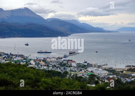 Ushuaia, Feuerland, Argentinien - Sonnenaufgang ueber dem Beagle-Kanal, der Beagle-Kanal ist eine natuerliche Wasserstrasse an der Suedspitze Suedamer Banque D'Images