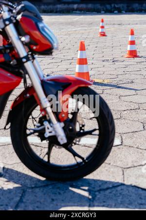 Concept de moto école de conduite. Équitation entre cônes, leçon à l'école de moto Banque D'Images