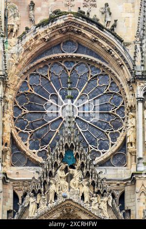 C'est un détail de la cathédrale de reims qui nomme la rose des fenêtres le 15 mai 2013 à Reims, France. Banque D'Images