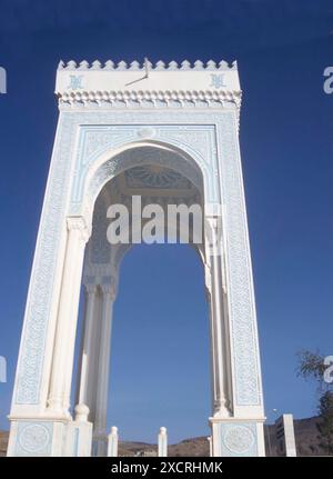 Monument au soldat égyptien inconnu dont beaucoup sont morts dans la guerre civile au Yémen Sana'a à Hodeidah route Sana a République du Yémen Yémen République arabe Banque D'Images