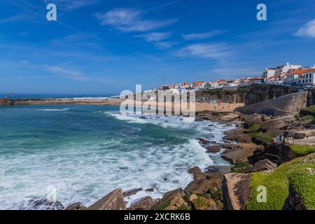 Ericeira Portugal : 13 avril 2024 : vue sur la Praia dos Pescadores (plage des pêcheurs) dans le village d'Ericeira près de Lisbonne. Ericeira Portugal Banque D'Images
