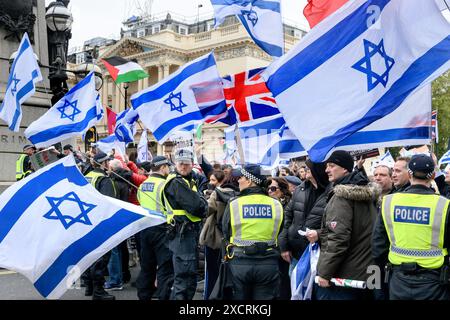 Contre-manifestation pro-israélienne lors d'une marche pro-palestinienne dans le centre de Londres, le 27 avril 2024 Banque D'Images