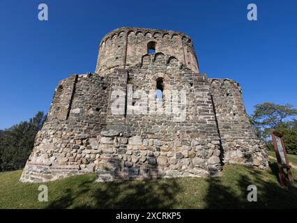 Ruines du tombeau des moines (Sepolcro dei Monaci) près de Sacra de San Michele (en) dans la vallée de Susa, Province de Turin, Piémont, Italie Banque D'Images