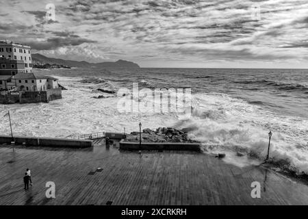 GÊNES, ITALIE 3 NOVEMBRE 2023 - Un jour sombre avec une mer agitée, un ciel avec des nuages à Gênes Boccadasse, photo noir et blanc, Italie Banque D'Images