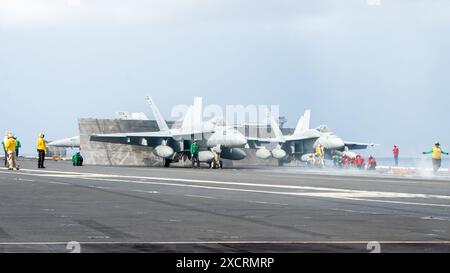 240616-N-UF592-1285 PHILIPPINE SEA (16 juin 2024) des marins préparent deux F/A-18E Super Hornets, rattachés au Royal Maces of Strike Fighter Squadron ( Banque D'Images