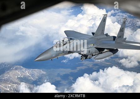 Un F-15SG de la Royal Air Force de Singapour affecté au 428th Squadron (RSAF), Singapour, effectue le ravitaillement aérien d'un KC-135 Stratotan de l'US Air Force Banque D'Images