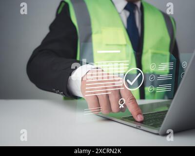 Architecte ou ingénieur vérifiant la liste des documents et approuvant le projet, bâtiments approuvés concept de permis avec bâtiment résidentiel approuvé p Banque D'Images