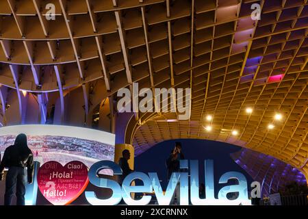 Séville, Espagne. 4 février 2024 - les gens se rassemblent autour du panneau "I Love Sevilla" sous les Setas de Sevilla dans la soirée Banque D'Images