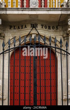 Séville, Espagne. 7 février 2024 - Portail en bois rouge à l'arène plaza de toros à Séville, Espagne Banque D'Images