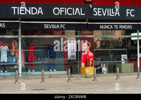 Séville, Espagne. 8 février 2024 - magasin officiel Sevilla FC à Estadio Ramon Sanchez Pizjuan Banque D'Images