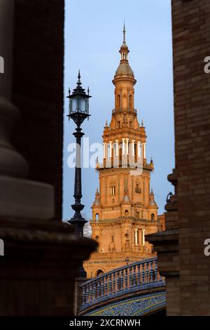 Torre Norte (tour nord) sur la Plaza de Espana à Séville, Espagne. Banque D'Images