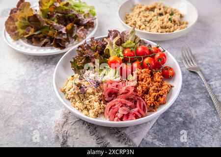 Bol à lunch cétogène paleo Diet avec viande grillée, riz au chou-fleur et salade mixte Banque D'Images