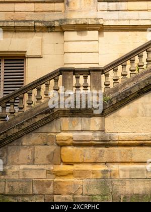 Vieil escalier baroque en pierre dans la vieille ville de Saint-Sébastien. Banque D'Images