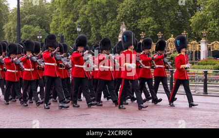 Les gardes irlandais marchant Trooping the Colour Color the Mall London 2024 Banque D'Images