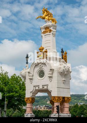 Sculptures impressionnantes avec des ornements dorés aux entrées sur les allées piétonnes du Pont de Maria Cristina à Saint-Sébastien, Espagne. Banque D'Images