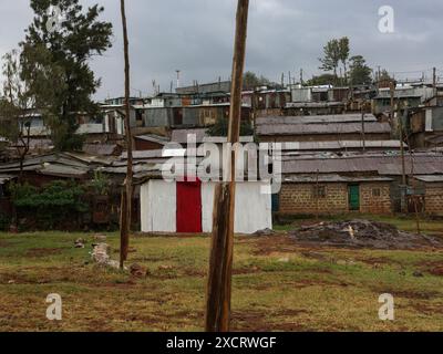 Petite église avec porte rouge dans Kibera township Nairobi Kenya. Les services ont lieu à l'extérieur Banque D'Images