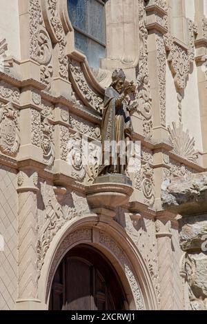 Statue en bronze de Saint Augustin montée sur une façade ornée à l'entrée de la cathédrale Saint Augustin dans le centre-ville de Tucson - Arizona, avril 2024 Banque D'Images