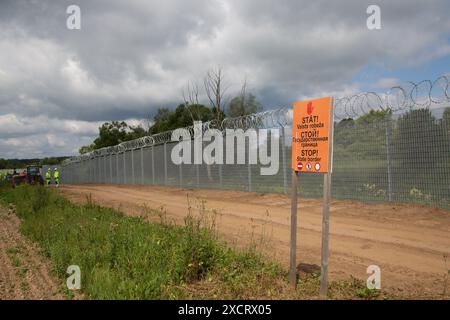 Karsava, Lettonie. 18 juin 2024. "Stop - State Border" est écrit en trois langues sur un panneau à la frontière lettone avec la Russie. Crédit : Alexander Welscher/dpa/Alamy Live News Banque D'Images