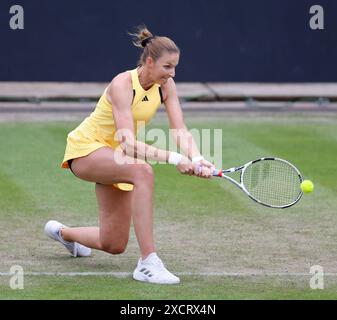 18 juin 2024 ; Edgbaston Priory Club, Birmingham, Angleterre : Rothesay Tennis Classic Birmingham, jour 2 ; Karolina Pliskova (CZE) dans son match en simple femme contre Caroline Dolehide (USA) Banque D'Images
