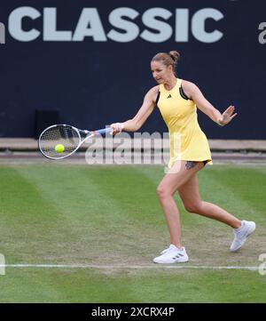 18 juin 2024 ; Edgbaston Priory Club, Birmingham, Angleterre : Rothesay Tennis Classic Birmingham, jour 2 ; Karolina Pliskova (CZE) dans son match en simple femme contre Caroline Dolehide (USA) Banque D'Images