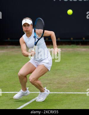 18 juin 2024 ; Edgbaston Priory Club, Birmingham, Angleterre : Rothesay Tennis Classic Birmingham, jour 2 ; Yulia Putintseva (KAZ) dans son match en simple féminin contre Clara Burel (FRA) Banque D'Images