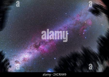 Il s'agit d'une vue grand angle de la voie lactée sud, ici de Carina et Crux en bas à gauche jusqu'à Orion et Monoceros en haut à droite. Ceci a été tourné f Banque D'Images