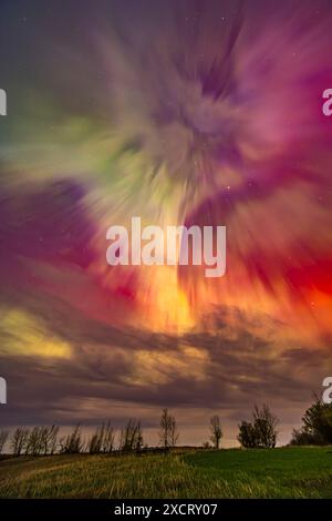 Une explosion d'une sous-orme pendant la grande exposition du 10 mai 2024 des aurores boréales, créant ici une couronne aérienne avec des rayons convergeant vers la magne Banque D'Images