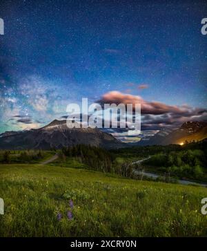 Une scène nocturne sous un ciel clair de lune, sur la route Red Rock Canyon dans le parc national de Waterton Lakes, Alberta, regardant en arrière le long de Pass Creek jusqu'au sou Banque D'Images