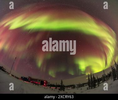 Il s'agit d'un panorama vertical en deux segments de l'aurore qui remplit le ciel du 10 février 2024, vu et tourné depuis le Centre d'études nordiques de Churchill, i. Banque D'Images