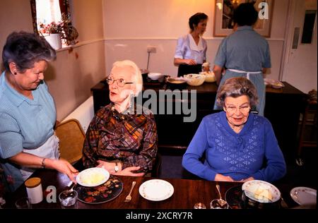 Foyer de soins résidentiels pour personnes âgées le foyer de soins de pelouse. Service de déjeuner pour femmes âgées. Angleterre des années 1991 1990 Royaume-Uni HOMER SYKES Banque D'Images