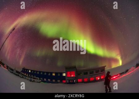 Un selfie aurora au Churchill Northern Studies Centre, le 10 février 2024 avec une tempête au niveau Kp4 en cours. Il s'agit d'une exposition unique de 20 secondes Banque D'Images