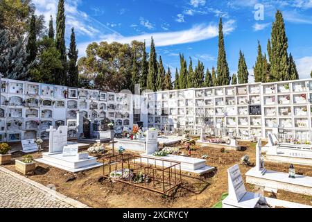 Le cimetière de Cacela Velha dans le sud du Portugal. Façades blanches de maisons avec des décorations colorées. Cimetière typique de l'Algarve Banque D'Images