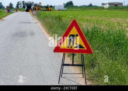 Un panneau routier indique les travaux en cours sur la route italienne, site de construction visible en arrière-plan Banque D'Images