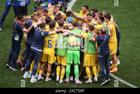 MUNICH, ALLEMAGNE - 17 JUIN : les joueurs de Roumanie célèbrent la victoire après le match de phase de groupes de l'UEFA EURO 2024 entre la Roumanie et l'Ukraine au Munich Football Arena le 17 juin 2024 à Munich, en Allemagne. © diebilderwelt / Alamy Stock Banque D'Images