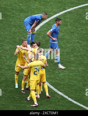 MUNICH, ALLEMAGNE - 17 JUIN : les joueurs de Roumanie célèbrent à temps plein après la victoire de l'équipe le match de la phase de groupes de l'UEFA EURO 2024 entre la Roumanie et l'Ukraine au Munich Football Arena le 17 juin 2024 à Munich, Allemagne. © diebilderwelt / Alamy Stock Banque D'Images
