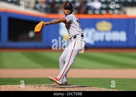 Le lanceur des Giants de San Francisco Camilo Doval #75 lance lors de la dixième manche d'un match de baseball contre les mets de New York au Citi Field à Corona, New York, le samedi 25 mai 2024. (Photo : Gordon Donovan) Banque D'Images