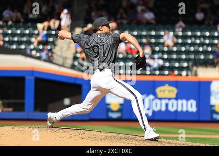 Le lanceur de secours des New York mets Josh Walker #91 lance lors de la dixième manche du match de baseball contre les Giants de San Francisco au Citi Field à Corona, New York, le samedi 25 mai 2024. (Photo : Gordon Donovan) Banque D'Images